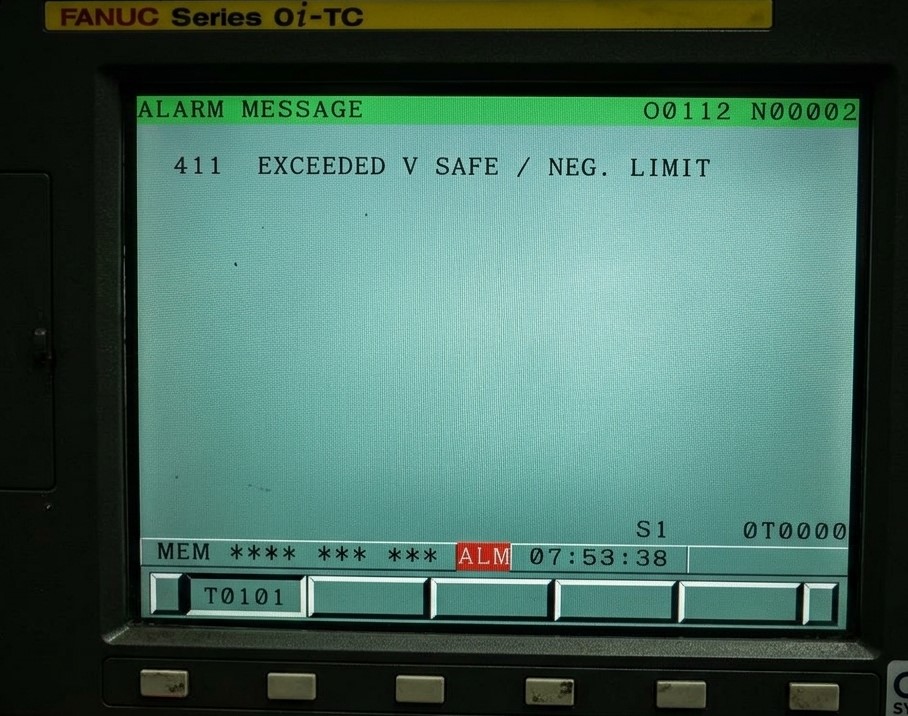 Pantalla CNC Fanuc mostrando alarma 411 spindle overrun