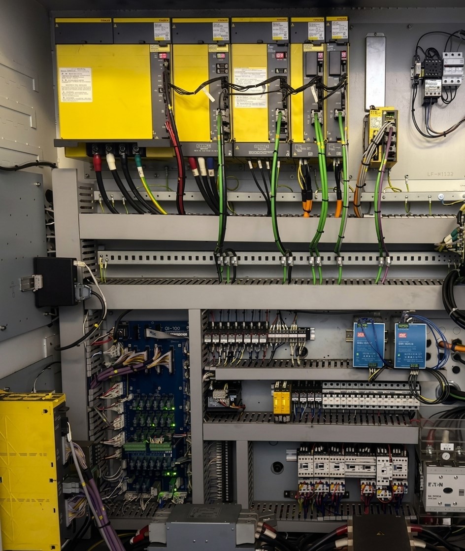Módulos I/O Fanuc y cableado en armario eléctrico CNC con fallo de comunicación